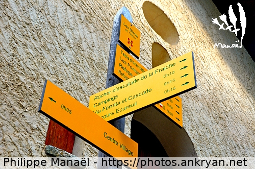 Panneau directionnel, quartier des Bieux (Pralognan-la-Vanoise / Ville / France / Savoie - FR-73) © Philippe Manaël