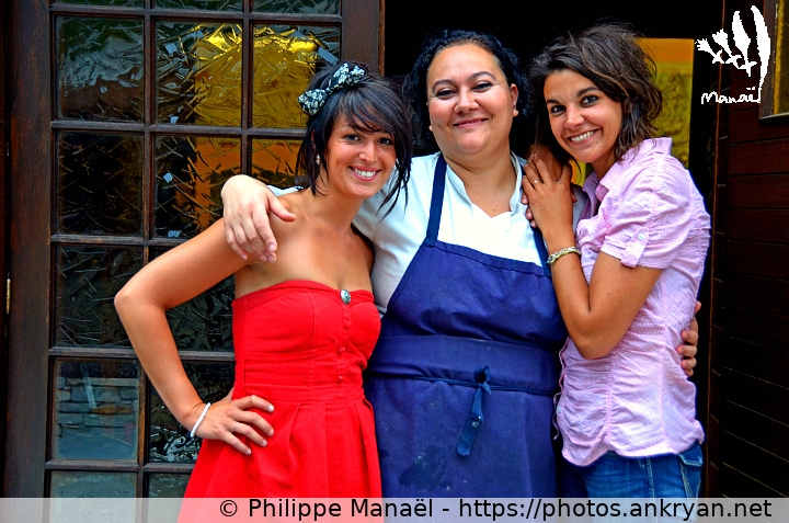 De charmantes hôtesses ! (Pralognan-la-Vanoise / Ville / France / Savoie - FR-73) © Philippe Manaël