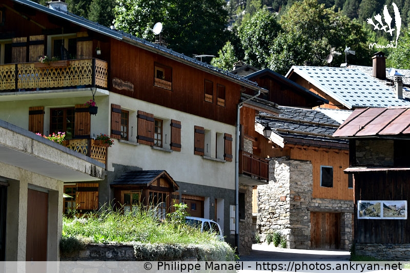 Patrimoine architectural savoyard (Savoie : Pralognan, La Croix / Balade / France / Savoie - FR-73) © Philippe Manaël