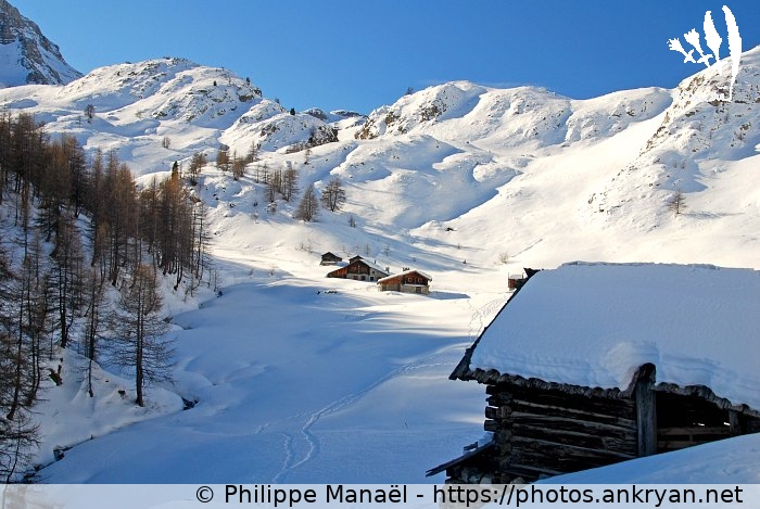 Chalets d'estive de l'Eychaillon (Queyras, nouvel an à Molines / Trekking / France / Hautes-Alpes - FR-05) © Philippe Manaël
