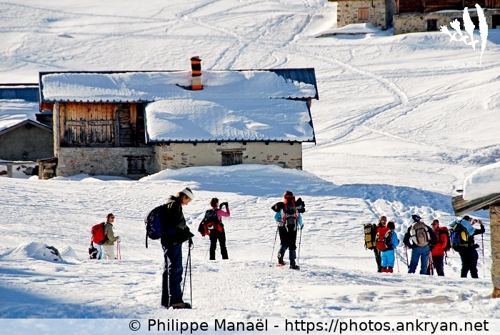Arrivée aux chalets de Clapeyto (Queyras, nouvel an à Molines / Trekking / France / Hautes-Alpes - FR-05) © Philippe Manaël