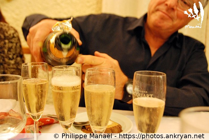 Soirée du nouvel an, champagne (Queyras, nouvel an à Molines / Trekking / France / Hautes-Alpes - FR-05) © Philippe Manaël