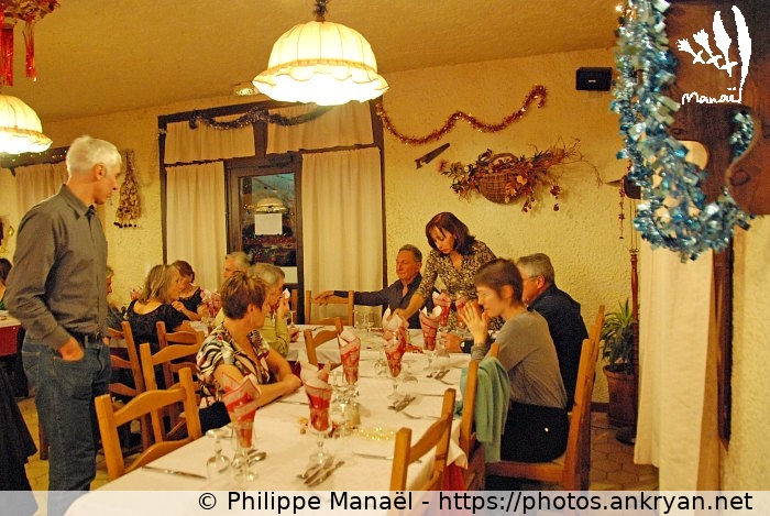 Soirée du nouvel an, table des festivités (Queyras, nouvel an à Molines / Trekking / France / Hautes-Alpes - FR-05) © Philippe Manaël