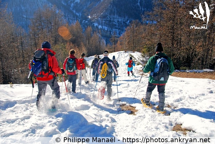 Descente en raquettes de neige (Queyras, nouvel an à Molines / Trekking / France / Hautes-Alpes - FR-05) © Philippe Manaël