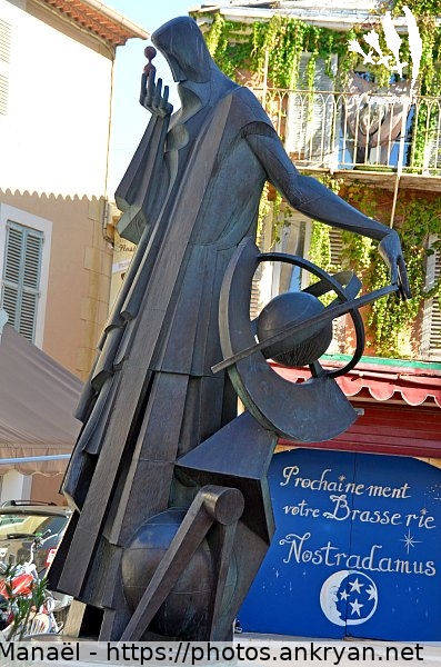 Statue Nostradamus (Salon-de-Provence / Ville / France / Bouches-du-Rhône - FR-13) © Philippe Manaël