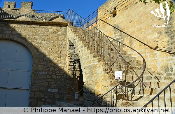 Escalier, château de l'Empéri (Salon-de-Provence / Ville / France / Bouches-du-Rhône - FR-13) © Philippe Manaël