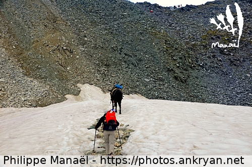 Névé et éboulis de quartzites (Tour des Glaciers de la Vanoise / Trekking / France / Savoie - FR-73) © Philippe Manaël