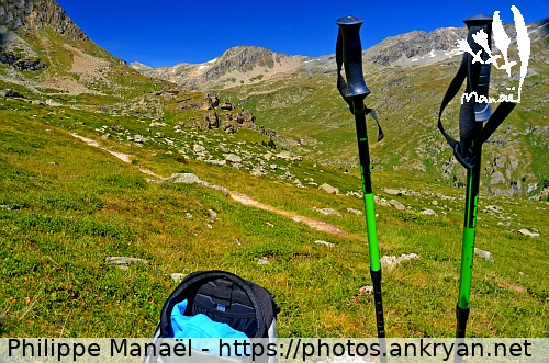 Bâtons de marche, plateau du Mauvais Berger (Tour des Glaciers de la Vanoise / Trekking / France / Savoie - FR-73) © Philippe Manaël