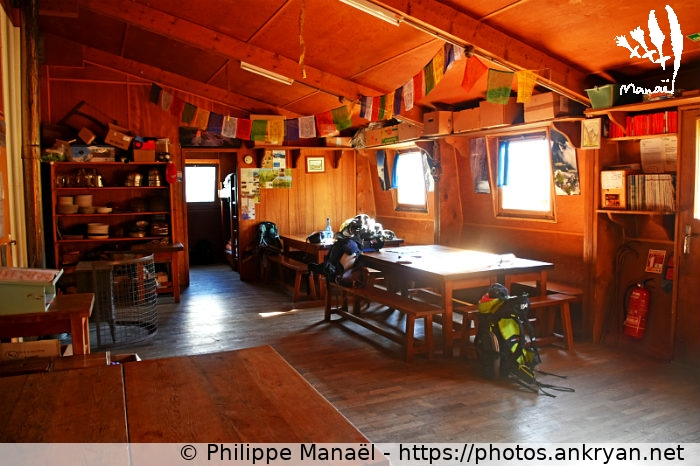 Refuge du Mont Pourri, salle de restauration (Traversée de la Vanoise / Trekking / France / Savoie - FR-73) © Philippe Manaël