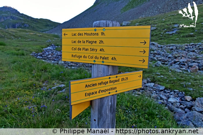 Panneau directionnel, refuge du Mont Pourri (Traversée de la Vanoise / Trekking / France / Savoie - FR-73) © Philippe Manaël
