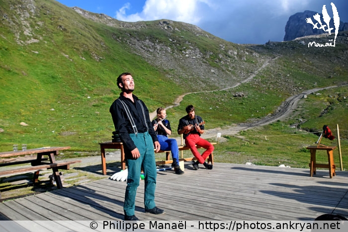 Spectacle à dos, refuge du Col du Palet 01 (Traversée de la Vanoise / Trekking / France / Savoie - FR-73) © Philippe Manaël