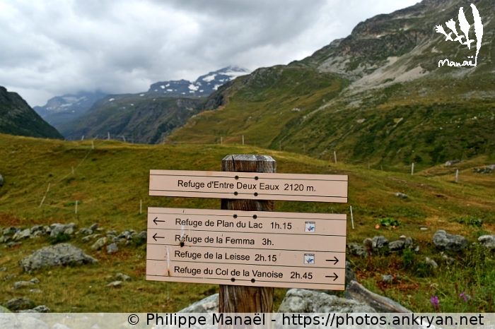 Refuge d'Entre-Deux-Eaux, panneau (Traversée de la Vanoise / Trekking / France / Savoie - FR-73) © Philippe Manaël