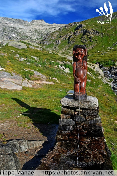 Fontaine du refuge du Fond d'Aussois (Traversée de la Vanoise / Trekking / France / Savoie - FR-73) © Philippe Manaël