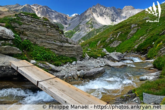Passerelle Torrent de Rosoire (Traversée de la Vanoise / Trekking / France / Savoie - FR-73) © Philippe Manaël