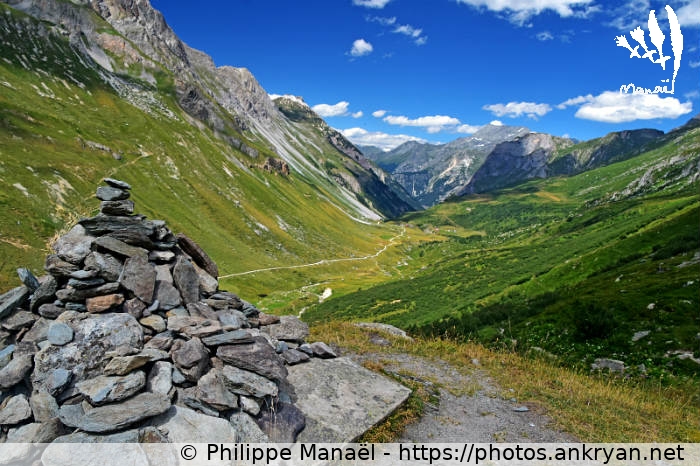 Cairn, vallée de Chavière (Traversée de la Vanoise / Trekking / France / Savoie - FR-73) © Philippe Manaël