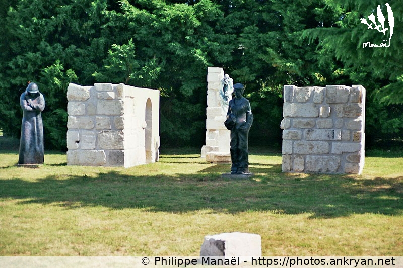 Murs de pierre et statues (Traversée des Landes / Trekking / France / Landes - FR-40) © Philippe Manaël