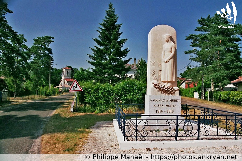 Monument aux morts, Saugnacq-et-Muret (Traversée des Landes / Trekking / France / Landes - FR-40) © Philippe Manaël