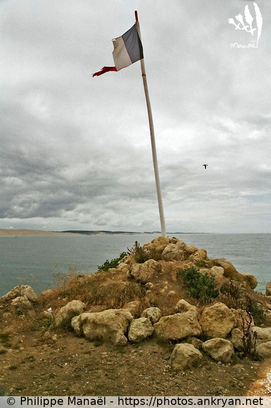 Pointe du Cap Ferret, drapeau (Traversée des Landes / Trekking / France / Gironde - FR-33) © Philippe Manaël