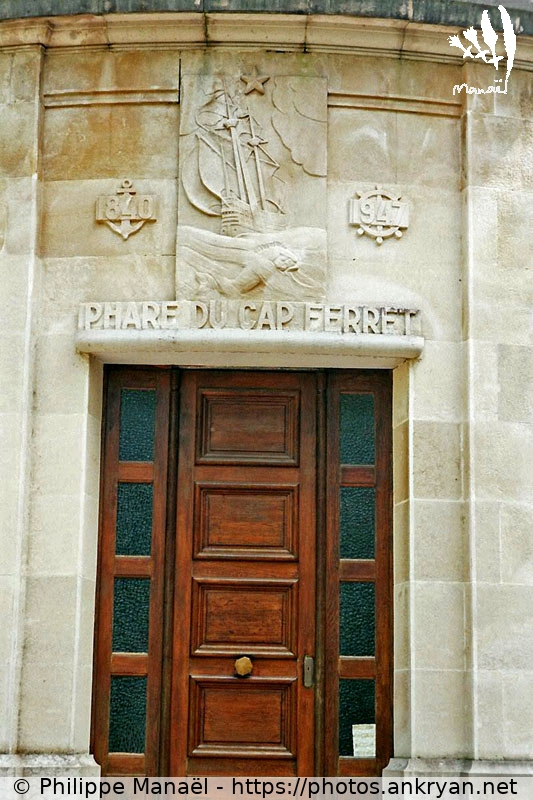 Phare du Cap Ferret, entrée secondaire (Traversée des Landes / Trekking / France / Gironde - FR-33) © Philippe Manaël
