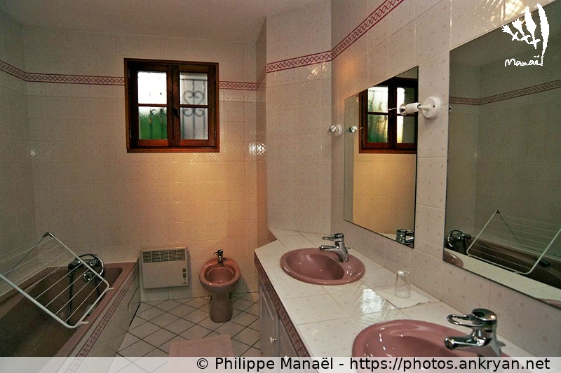 Salle de bains, maison d'hôtes Macor, Casteljaloux (Traversée des Landes / Trekking / France / Lot-et-Garonne - FR-47) © Philippe Manaël