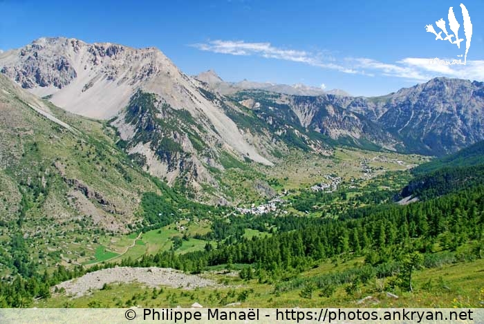 Névache depuis la Côte Rouge (Vallée de la Clarée et Mont Thabor / Trekking / France / Hautes-Alpes - FR-05) © Philippe Manaël