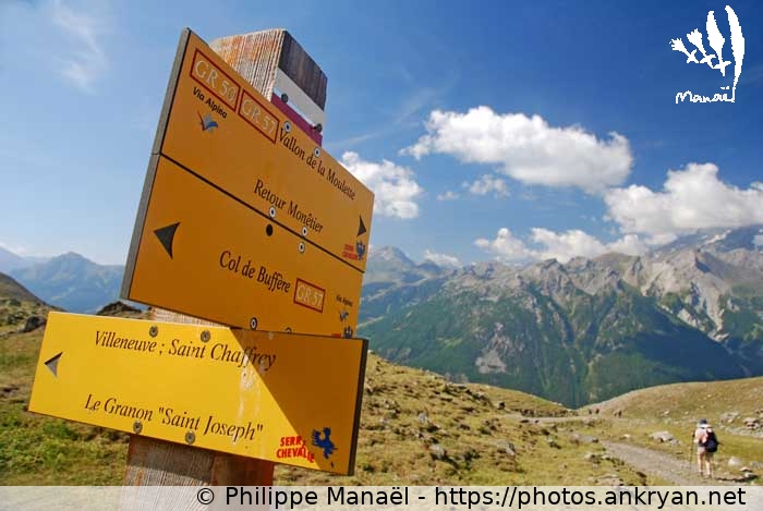 Panneau indicateur, vallée de la Guisane (Vallée de la Clarée et Mont Thabor / Trekking / France) © Philippe Manaël
