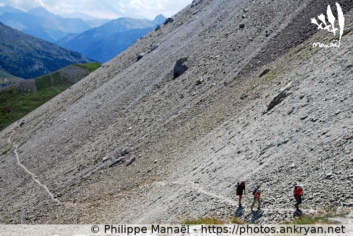 A flanc de falaise, crête des Béraudes 2 (Vallée de la Clarée et Mont Thabor / Trekking / France / Hautes-Alpes - FR-05) © Philippe Manaël