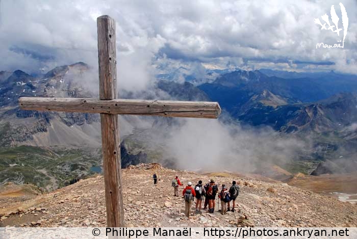 Croix de la chapelle du Thabor (Vallée de la Clarée et Mont Thabor / Trekking / France / Hautes-Alpes - FR-05) © Philippe Manaël