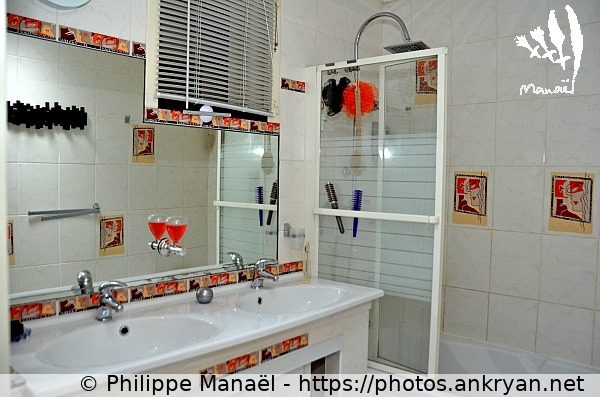 Maison d'hôtes, Chez Marie, salle de bains (Vitrolles / Ville / France / Bouches-du-Rhône - FR-13) © Philippe Manaël
