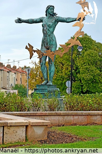 Square Gustave Thibon (Vitrolles / Ville / France / Bouches-du-Rhône - FR-13) © Philippe Manaël