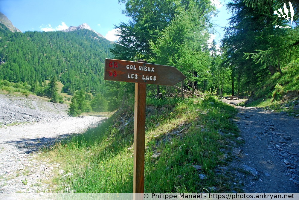 Panneau directionnel, L'Echalp (Hautes vallées piémontaises / Italie / Hautes-Alpes - FR-05) © Philippe Manaël