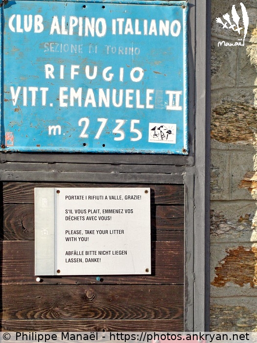 Pancarte, refuge Victor-Emmanuel II (Traversée du Grand Paradis / Italie / Valsavarenche - IT) © Philippe Manaël
