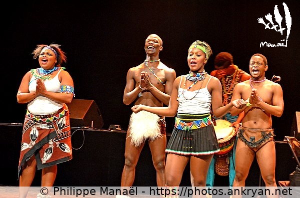 photo n°2 (Afrique du Sud : Ensemble Mzansi Zulu Dancers / Mondial'Folk de Plozévet 2014 / Festival / France / Bretagne - FR-29) © Philippe Manaël