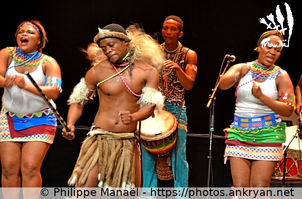 photo n°5 (Afrique du Sud : Ensemble Mzansi Zulu Dancers / Mondial'Folk de Plozévet 2014 / Festival / France / Bretagne - FR-29) © Philippe Manaël
