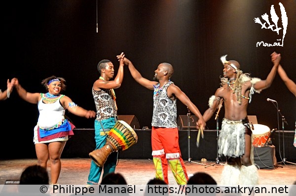 photo n°11 (Afrique du Sud : Ensemble Mzansi Zulu Dancers / Mondial'Folk de Plozévet 2014 / Festival / France / Bretagne - FR-29) © Philippe Manaël